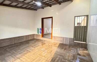 Imagem: A casa possui 3 Dormitórios, 2 Banheiros, 4 Vagas na garagem