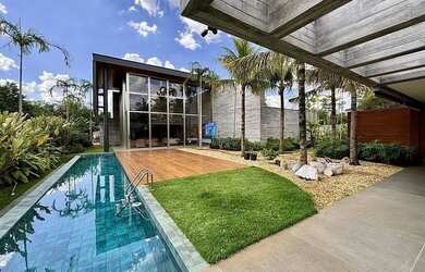 Imagem: A casa em condomínio possui 4 Dormitórios, 5 Banheiros, 5