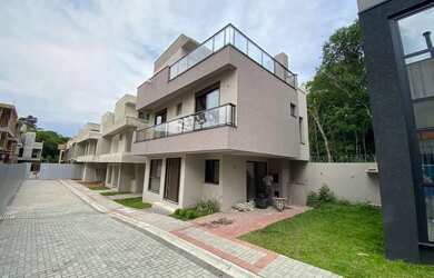 Imagem: A casa possui 3 Dormitórios, 4 Banheiros, 2 Vagas na garagem