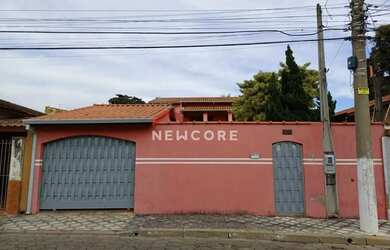 Imagem: A casa possui 3 Dormitórios, 2 Banheiros, 5 Vagas na garagem