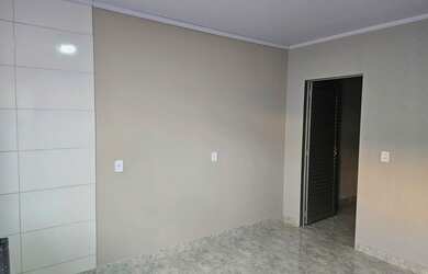 Imagem: A casa possui 1 Dormitório e 1 Banheiro e está localizado