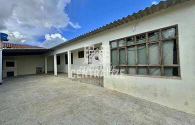 Imagem: A casa à venda possui 2 Dormitórios, 1 Banheiro, 2 Vagas na