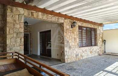 Imagem: A casa possui 3 Dormitórios, 3 Banheiros, 4 Vagas na garagem