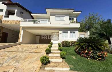 Imagem: A casa em condomínio possui 4 Dormitórios, 5 Banheiros, 2