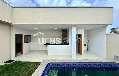 Imagem: A casa possui 3 Dormitórios, 4 Banheiros, 2 Vagas na garagem