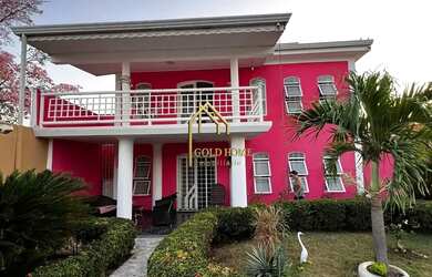 Imagem: A casa possui 5 Dormitórios, 5 Banheiros, 2 Vagas na garagem