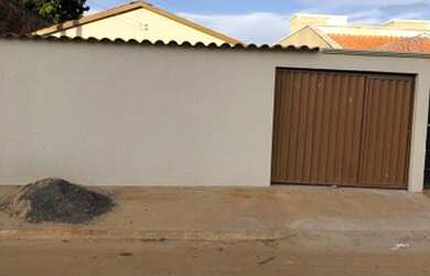 Imagem: A casa possui 2 Dormitórios, 2 Banheiros, 2 Vagas na garagem