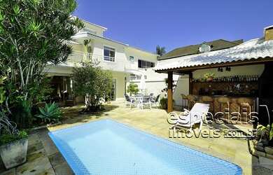 Imagem: A casa em condomínio possui 4 Dormitórios, 5 Banheiros, 2