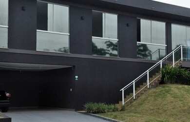 Imagem: A casa possui 3 Dormitórios, 3 Banheiros, 2 Vagas na garagem