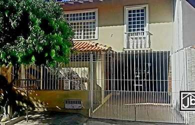 Imagem: A casa possui 4 Dormitórios, 3 Banheiros, 2 Vagas na garagem