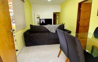 Imagem: A casa possui 3 Dormitórios, 2 Banheiros, 5 Vagas na garagem