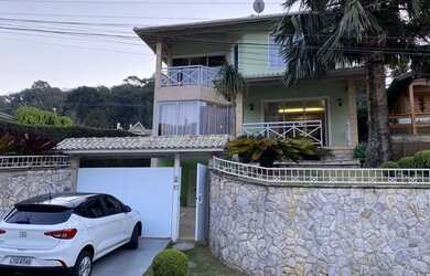 Imagem: A casa possui 4 Dormitórios, 4 Banheiros, 4 Vagas na garagem