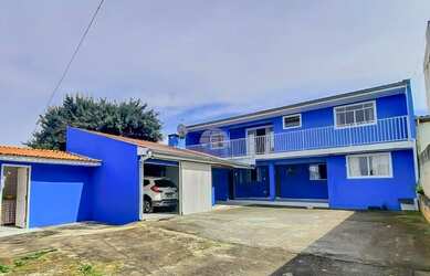 Imagem: A casa possui 3 Dormitórios, 2 Banheiros, 2 Vagas na garagem