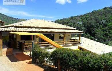 Imagem: A casa possui 3 Dormitórios, 3 Banheiros e 1177m² de Área