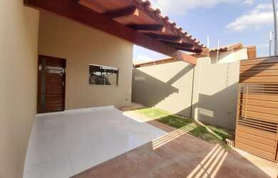 Imagem: A casa possui 1 Dormitório, 2 Banheiros, 2 Vagas na garagem