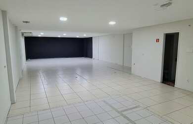 Imagem: O depósito possui 4 Vagas na garagem, 200m² de Área e está