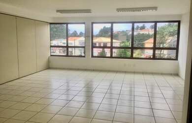 Imagem: O depósito possui 5 Vagas na garagem, 55m² de Área e está