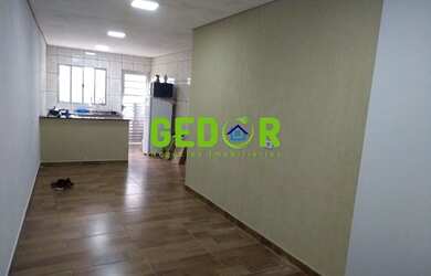 Imagem: A casa possui 2 Dormitórios, 2 Banheiros, 2 Vagas na garagem