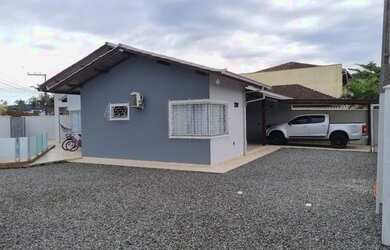 Imagem: A casa possui 3 Dormitórios, 2 Banheiros, 2 Vagas na garagem