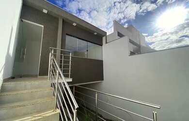 Imagem: A casa possui 2 Dormitórios, 2 Banheiros, 4 Vagas na garagem