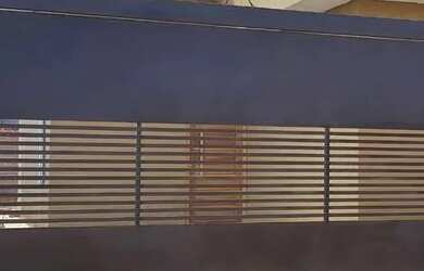 Imagem: A casa possui 2 Dormitórios, 2 Banheiros, 2 Vagas na garagem