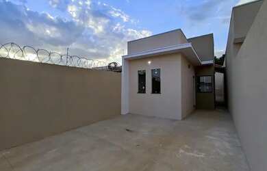 Imagem: A casa possui 3 Dormitórios, 1 Banheiro, 1 Vaga na garagem