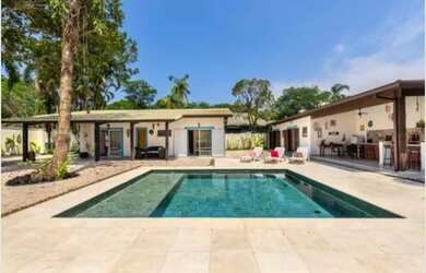 Imagem: A casa possui 4 Dormitórios, 5 Banheiros, 3 Vagas na garagem