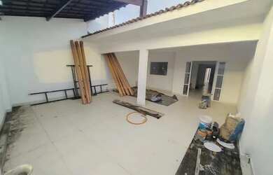 Imagem: A casa possui 3 Dormitórios, 2 Banheiros, 2 Vagas na garagem