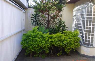 Imagem: A casa possui 3 Dormitórios, 4 Banheiros, 2 Vagas na garagem