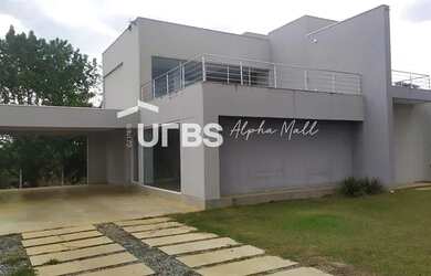 Imagem: A casa possui 3 Dormitórios, 4 Banheiros, 5 Vagas na garagem