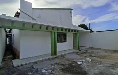 Imagem: A casa possui 3 Dormitórios, 2 Banheiros, 4 Vagas na garagem