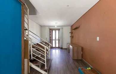 Imagem: A casa possui 3 Dormitórios, 2 Banheiros, 1 Vaga na garagem