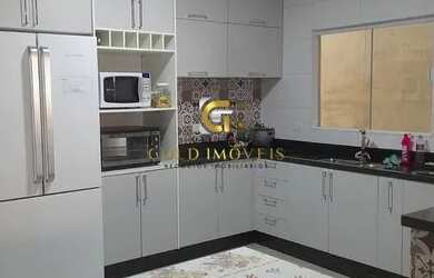 Imagem: A casa possui 3 Dormitórios, 3 Banheiros, 2 Vagas na garagem