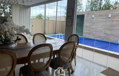 Imagem: A casa em condomínio possui 4 Dormitórios, 5 Banheiros, 4