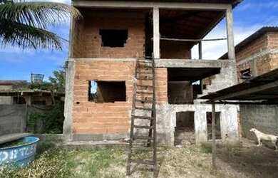 Imagem: A casa possui 4 Dormitórios, 2 Banheiros, 2 Vagas na garagem