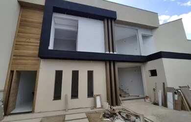 Imagem: A casa possui 3 Dormitórios, 2 Banheiros, 2 Vagas na garagem