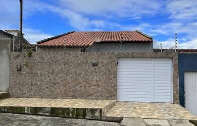 Imagem: A casa possui 3 Dormitórios, 2 Banheiros, 2 Vagas na garagem