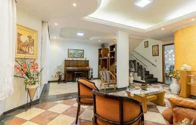 Imagem: A casa possui 3 Dormitórios, 3 Banheiros, 3 Vagas na garagem