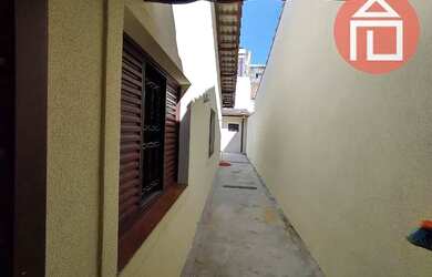 Imagem: A casa possui 3 Dormitórios, 1 Banheiro, 2 Vagas na garagem