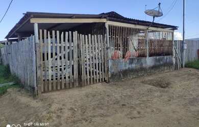 Imagem: A casa possui 3 Dormitórios, 1 Banheiro e 1 Vaga na garagem