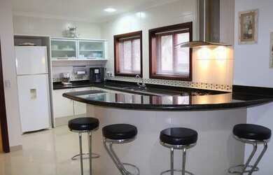 Imagem: A casa possui 4 Dormitórios, 3 Banheiros, 4 Vagas na garagem