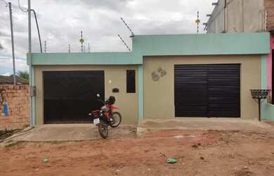 Imagem: A casa possui 2 Dormitórios, 2 Banheiros, 2 Vagas na garagem