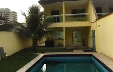 Imagem: A casa possui 2 Dormitórios e 2 Vagas na garagem e está localizado