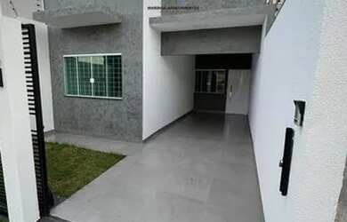 Imagem: A casa possui 3 Dormitórios, 2 Banheiros, 2 Vagas na garagem