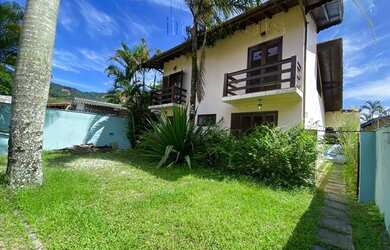 Imagem: A casa possui 3 Dormitórios, 2 Banheiros, 2 Vagas na garagem