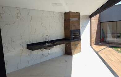 Imagem: A casa possui 3 Dormitórios, 2 Banheiros, 3 Vagas na garagem