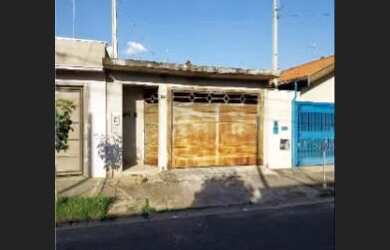 Imagem: A casa possui 1 Dormitório, 1 Banheiro, 1 Vaga na garagem