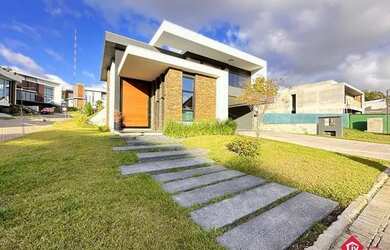 Imagem: A casa em condomínio possui 3 Dormitórios, 3 Banheiros, 4