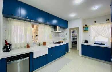 Imagem: A casa em condomínio possui 4 Dormitórios, 5 Banheiros, 5