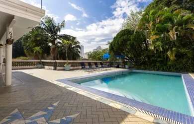 Imagem: A casa possui 4 Dormitórios, 5 Banheiros, 5 Vagas na garagem